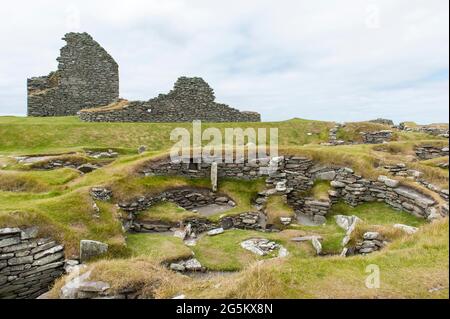 Archaeology, prehistoric archaeological site, Bronze Age building in front, half-destroyed broch in back, Jarlshof, Mainland, Shetland Islands, Scotla Stock Photo