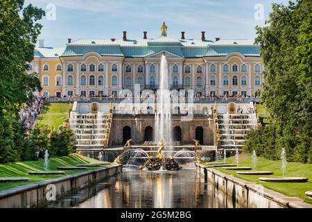 Grand Palace in Peterhof, Grand Cascade Fountain Complex, Peterhof, Petrodvorets, Saint Petersburg, Russia, Europe Stock Photo