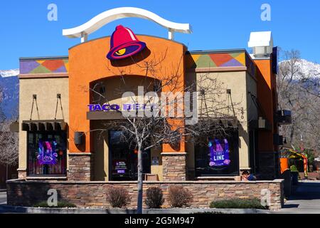 COLORADO SPRINGS, CO- 10 APR 2021- View of a Taco Bell fast food restaurant with Pikes Peak mountain in the background in Colorado, United States. Stock Photo