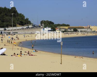 OEIRAS/LISBOA, LISBOA PORTUGAL. 28th June, 2021. (INT) Bathers enjoy a sunny day at Santo Amaro beach, in Oeiras. June 28, 2021, Oeiras, Portugal: Movement of bathers on Santo Amaro beach, in district of Oeiras, on Monday (28), amidst coronavirus pandemic. Despite wind, tourists enjoyed sun. Credit: Edson de Souza/TheNews2 Credit: Edson De Souza/TheNEWS2/ZUMA Wire/Alamy Live News Stock Photo