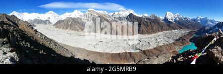 Panoramic view of Ngozumba glacier and great himalayan range, Mount Everest, Lhotse Cho Oyu and Makalu, Gokyo lake and village, from Gokyo Ri, Nepal H Stock Photo
