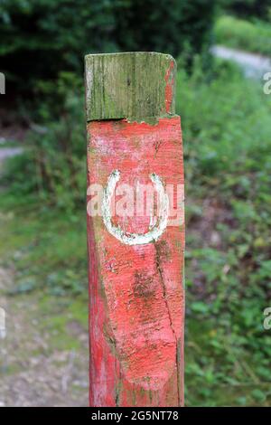 bridle path horseshoe symbol on a wooden post Stock Photo