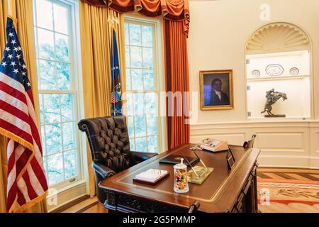 Replica of the Oval Office and Resolute Desk in the Lyndon Baines ...