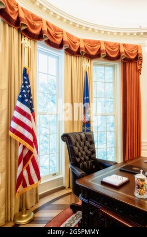Replica of the Oval Office and Resolute Desk in the Lyndon Baines ...