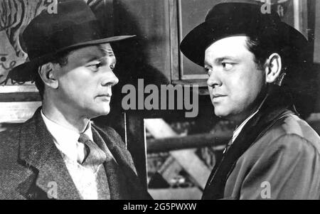 THE THIRD MAN 1949 British Lion film with Joseph Cotton at left as American author Holly Martins and Orson Welles as his friend Harry Lime Stock Photo