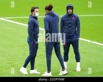 England's Ben Chilwell (left), Dominic Calvert-Lewis and Jack Grealish (right) inspect the pitch before the UEFA Euro 2020 round of 16 match at Wembley Stadium, London. Picture date: Tuesday June 29, 2021. Stock Photo