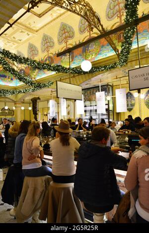 UNITED KINGDOM. ENGLAND. LONDON. KNIGHTSBRIDGE. THE CAVIAR CORNER AT HARRODS, LUXURY DEPARTMENT STORE, OPENED IN 1849 ON BROMPTON ROAD AND SUPPLIER OF Stock Photo