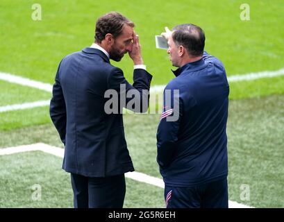 England manager Gareth Southgate (left) and coach Steve Holland during the UEFA Euro 2020 round of 16 match at Wembley Stadium, London. Picture date: Tuesday June 29, 2021. Stock Photo