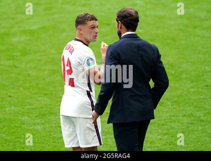 England's Kieran Trippier (left) speaks with head coach Gareth Southgate during the UEFA Euro 2020 round of 16 match at Wembley Stadium, London. Picture date: Tuesday June 29, 2021. Stock Photo