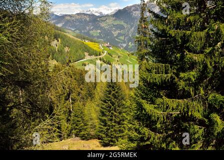 Mathon, Dorf, Schamserberg, Schons, Berg, Scheseplana, Schnee, Kanton Graubünden, Schweiz Stock Photo