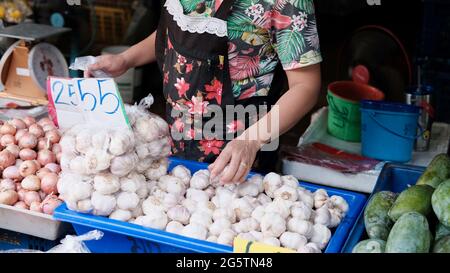 Garlic and Onions Klong Toey Market Wholesale Wet Market Bangkok Thailand largest food distribution center in Southeast Asia Stock Photo