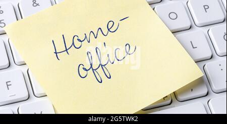Sticky note on a keyboard - Homeoffice Stock Photo