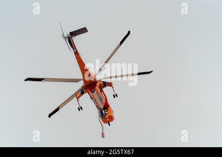 Weed, California, USA. 29th June, 2021. A firefighting helicopter flies overhead at the Lava Fire. Credit: Jungho Kim/ZUMA Wire/Alamy Live News Stock Photo