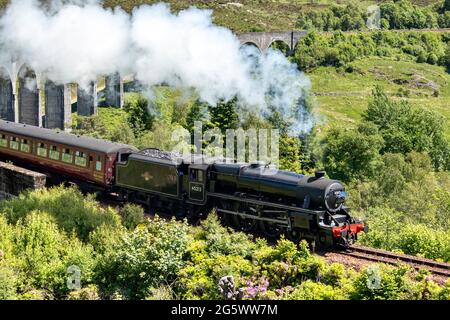 JACOBITE STEAM TRAIN GLENFINNAN VIADUCT SCOTLAND TRAIN 45212 AND PLENTY OF SMOKE IN EARLY SUMMER Stock Photo