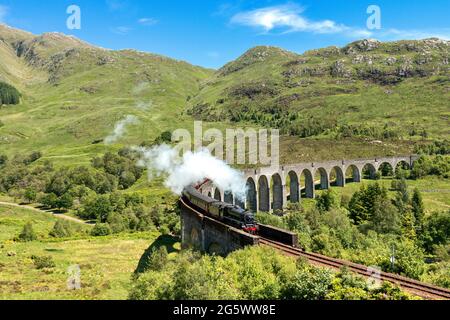 JACOBITE STEAM TRAIN GLENFINNAN VIADUCT SCOTLAND TRAIN 45212 IN EARLY SUMMER SUNSHINE Stock Photo