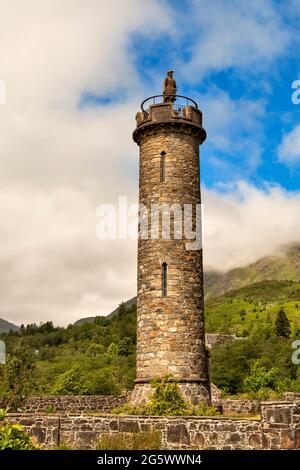 GLENFINNAN LOCHABER SCOTLAND THE GLENFINNAN JACOBITE MONUMENT AND UNKNOWN HIGHLANDER STATUE Stock Photo