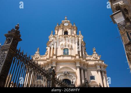 Ragusa Ibla, Ragusa, Sicily, Italy. Low angle view from Piazza del Duomo of the richly decorated baroque façade of the Cathedral of San Giorgio. Stock Photo