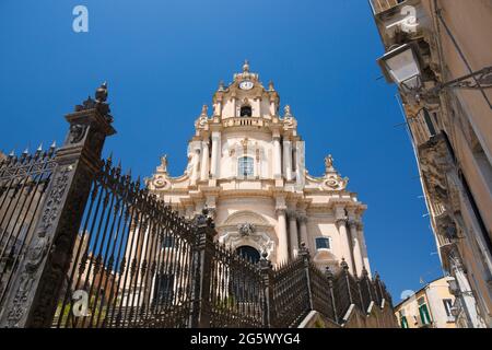 Ragusa Ibla, Ragusa, Sicily, Italy. Low angle view from Piazza del Duomo of the richly decorated baroque façade of the Cathedral of San Giorgio. Stock Photo