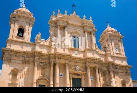 Noto, Syracuse, Sicily, Italy. Low angle view from Corso Vittorio Emanuele of the towering baroque façade of the Cathedral of San Nicolò. Stock Photo