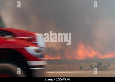 Weed, California, USA. 29th June, 2021. A fire truck drives past an active portion of the Lava Fire. Credit: Jungho Kim/ZUMA Wire/Alamy Live News Stock Photo