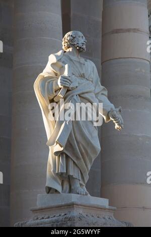 Ortygia, Syracuse, Sicily, Italy. Finely carved marble statue of St Peter in Piazza del Duomo outside the cathedral, sunrise. Stock Photo