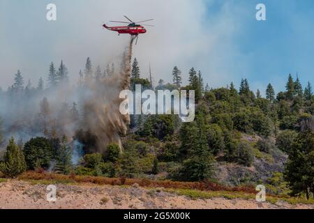 Weed, California, USA. 29th June, 2021. A helicopter drops retardant on the Lava Fire. Credit: Jungho Kim/ZUMA Wire/Alamy Live News Stock Photo