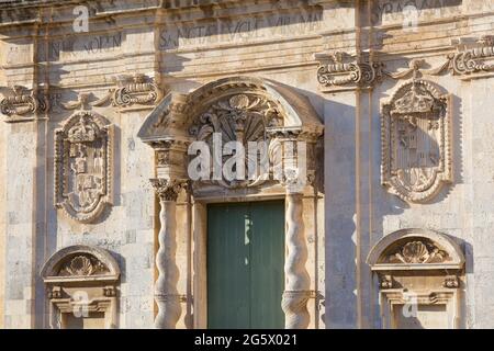 Ortygia, Syracuse, Sicily, Italy. Intricately carved baroque façade of the Church of Santa Lucia alla Badia, Piazza del Duomo. Stock Photo