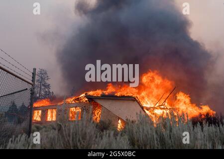 Weed, California, USA. 29th June, 2021. The Juniper 'Bates'' Motel, an abandoned business, burns at the Tennant Fire. Credit: Jungho Kim/ZUMA Wire/Alamy Live News Stock Photo