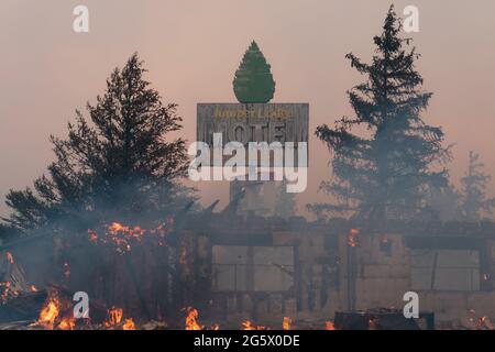 Weed, California, USA. 29th June, 2021. The Juniper 'Bates'' Motel, an abandoned business, burns at the Tennant Fire. Credit: Jungho Kim/ZUMA Wire/Alamy Live News Stock Photo