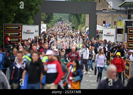 Illustration picture shows spectators during the fifth stage of the 108th edition of the Tour de France cycling race, a 27,2km individual time trial f Stock Photo