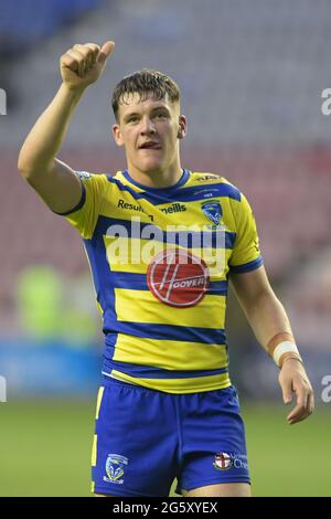 Josh Thewlis (23) of Warrington Wolves gives a thumbs up to the crowd Stock Photo