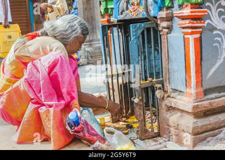 Hindu female praying at shrine near Sri Ranganathaswamy Temple, Trichy, Tamil Nadu, India Stock Photo