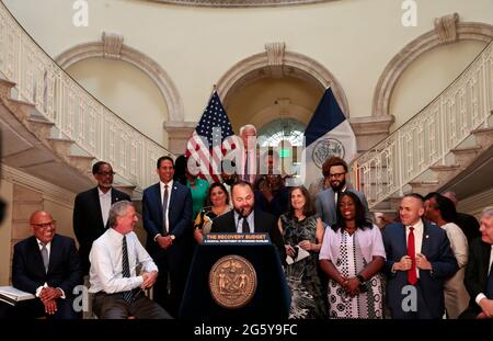 New York, New York, USA. 30th June, 2021. New York City Mayor Bill De Blasio, New York City Council Speaker Corey Johnson and the New York City Council reach agreement on the fiscal year 2022 adopted budget held in the Rotunda at City Hall on June 30, 2021 Credit: Mpi43/Media Punch/Alamy Live News Stock Photo