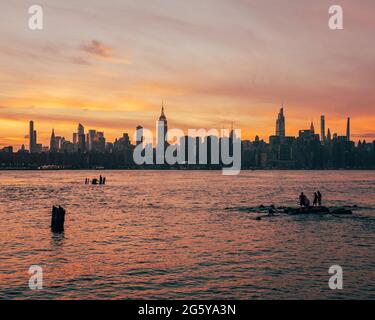 Sunset over the Manhattan skyline from Williamsburg, Brooklyn, New York Stock Photo