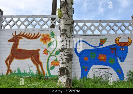 Street art paintings are seen on a wall at the central part of the Kramatorsk. Ukraine's street art culture is bold and refreshing, and showcases the powerful spirit of the nation's youth. Artists seamlessly blend Soviet influences with familiar touchstones like American hip-hop culture and Abstract Expressionism, a kind of fusion with sometimes national art traditions. Street art painters in modern Ukraine often travel from West to East part of the country to make city's streets more colorful and curious. (Photo by Andriy Andriyenko/SOPA Images/Sipa USA) Stock Photo