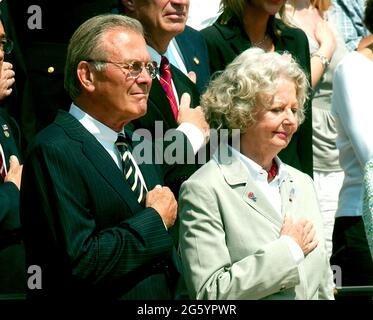 File photo dated May 29, 2006 of United States Secretary of Defense Donald Rumsfeld and his wife, Joyce, show their respects during a wreath laying ceremony at the Tomb of the Unknowns at Arlington National Cemetery in Arlington, VA, USA. Donald Rumsfeld, the acerbic architect of the Iraq war and a master Washington power player who served as US secretary of defense for two presidents, has died at the age of 88. Photo by Ron Sachs/Pool via CNP/ABACAPRESS.COM Stock Photo