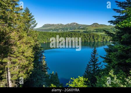 France, Puy de Dome, Besse et Saint Anastaise, Parc Naturel Regional des Volcans d'Auvergne (Natural regional park of Volcans d'Auvergne), Cezallier, the Lac Pavin, volcanic maar lake, the Monts Dore in the background, Sancy Stock Photo