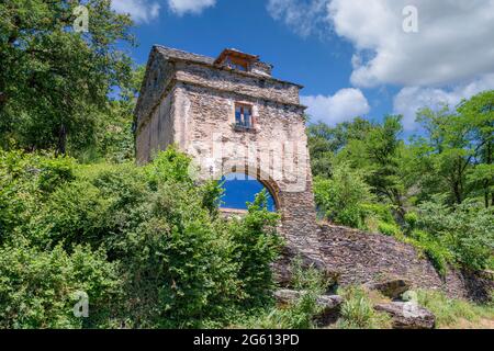 France, Aveyron, Village of Belcastel, former stage on the road to Saint-Jacques-de-Compostelle, Village labeled as one of the most beautiful villages in France, medieval castle of Belcastel restored at the end of the 1970s by architect Fernand Pouillon, above the village Stock Photo