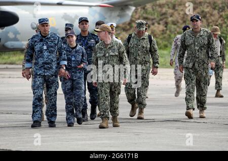 Non Exclusive: MYKOLAIV, UKRAINE - JUNE 30, 2021 - Ukrainian and US servicemen walk down an aerfield at the Kulbakyne aerodrome during the Exercise Se Stock Photo