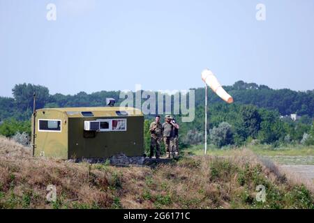 Non Exclusive: MYKOLAIV, UKRAINE - JUNE 30, 2021 - Servicemen stay at the Kulbakyne aerodrome during the Exercise Sea Breeze 2021, Mykolaiv, southern Stock Photo