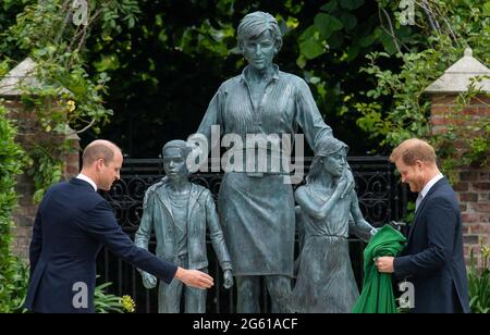 The Duke of Cambridge (left) and Duke of Sussex look at a statue they commissioned of their mother Diana, Princess of Wales, in the Sunken Garden at Kensington Palace, London, on what would have been her 60th birthday. Picture date: Thursday July 1, 2021. Stock Photo