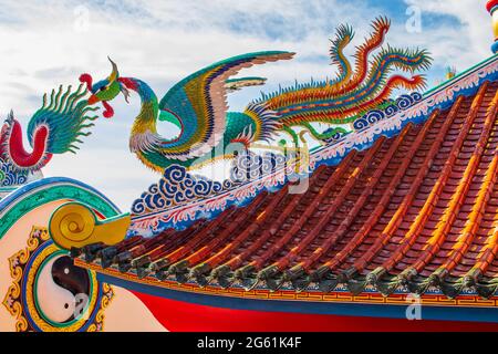 Sticker Chinese dragon statue on roof Chinese temple 