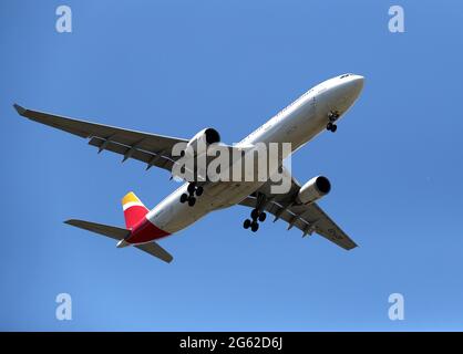 Bensenville, Illinois, USA. 1st July, 2021. Thursday, July 1, 2021 - Bensenville, Illinois, U.S. - Iberia Airline Airbus 330-302 approaches Chicago's O'Hare International Airport. Iberia is the flag carrier airline of Spain. Credit: H. Rick Bamman/ZUMA Wire/Alamy Live News Stock Photo