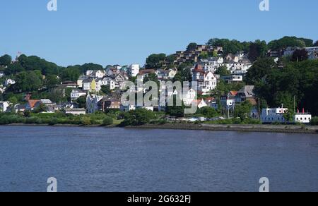 Hamburg, Germany. 14th June, 2021. View from the Elbe to the Blankeneser Treppenviertel. Credit: Marcus Brandt/dpa/Alamy Live News Stock Photo