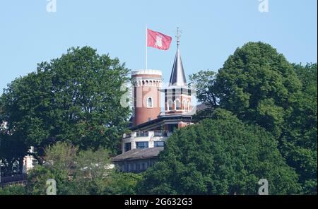 Hamburg, Germany. 14th June, 2021. Panoramic view from the river Elbe to the Süllberg with Hotel and Restaurant Süllberg. Credit: Marcus Brandt/dpa/Alamy Live News Stock Photo