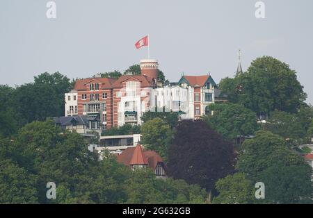 Hamburg, Germany. 14th June, 2021. Panoramic view from the river Elbe to the Süllberg with Hotel and Restaurant Süllberg. Credit: Marcus Brandt/dpa/Alamy Live News Stock Photo