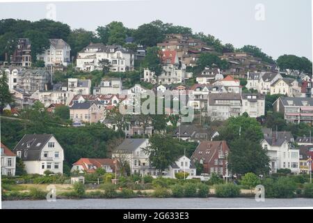 Hamburg, Germany. 14th June, 2021. View from the Elbe to the Blankeneser Treppenviertel. Credit: Marcus Brandt/dpa/Alamy Live News Stock Photo