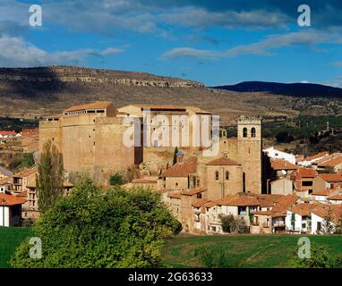 Spain, Aragon, Teruel province, Mora de Rubielos. View of the town. The castle of the Fernández de Heredia family (on the left of the image), built between the 13th and 14th centuries in Gothic style, can be highlighted. On the right, the parish church, the ex-collegiate church of Santa María la Mayor, a Gothic temple built in the 15th century. Stock Photo