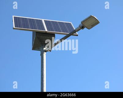 lamp that runs on solar energy and the photovoltaic panel to capture the sun s energy and transform them into electricity Stock Photo