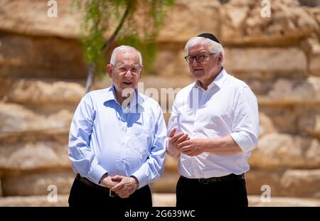 Negev, Israel. 02nd July, 2021. Federal President Frank-Walter Steinmeier and Israeli President Reuven Rivlin (l) commemorate at the gravesite of the founder of the State of Israel, David Ben-Gurion and Paula Ben-Gurion in Ramat HaNegev. The German President's state visit to Israel ends after three days. Credit: Kay Nietfeld/dpa/Alamy Live News Stock Photo